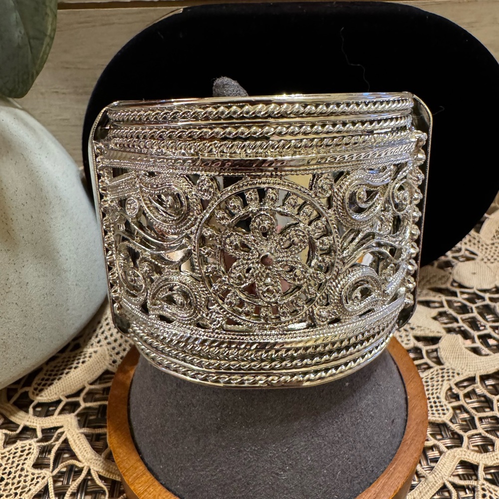 NWOT stamped silver tone filigree wide cuff hinge bangle